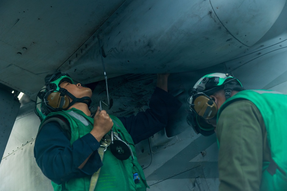 11th MEU Marines, Sailors Conduct Aircraft Maintenance Aboard USS Boxer