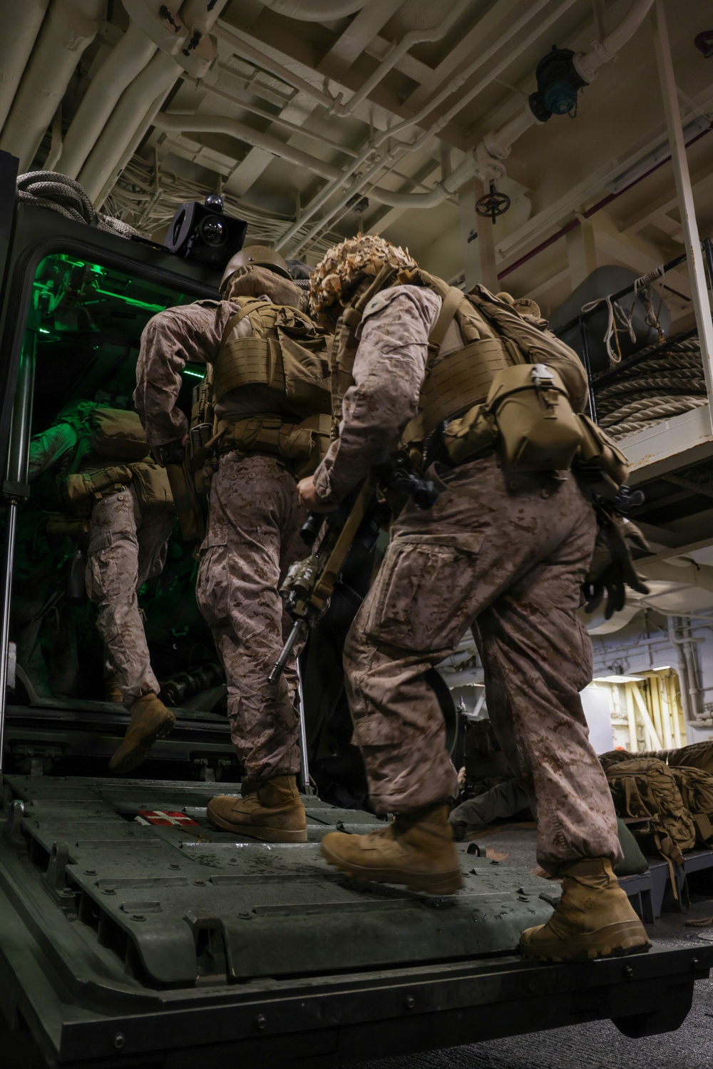 QUART 26.2: 2nd Bn. 4th Marines, 3rd Assault Amphibian Battalion conduct ship to shore operations aboard USS Makin Island