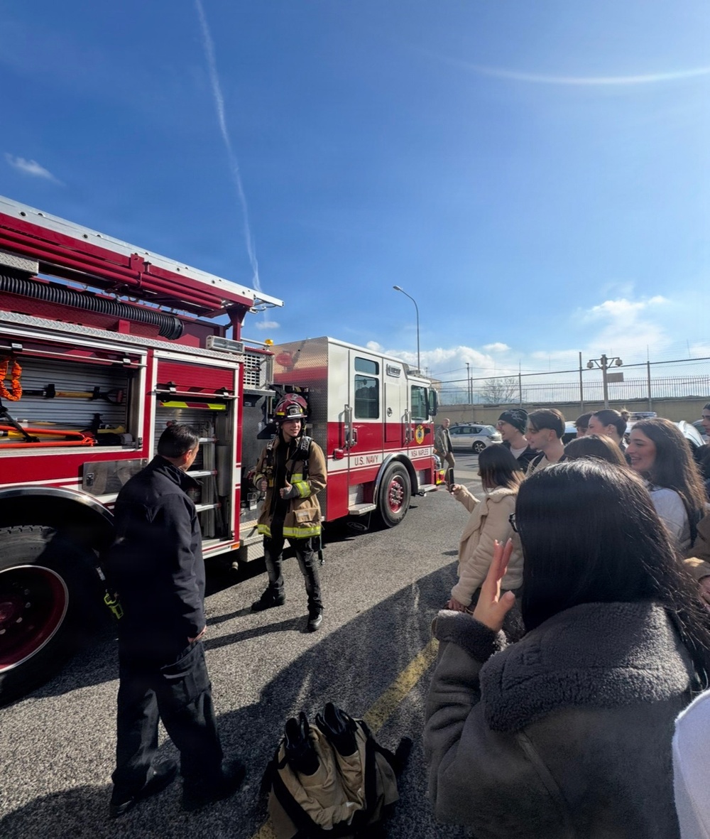 Italian High School Students Visit NSA Naples
