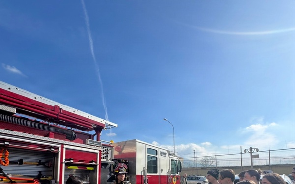 Italian High School Students Visit NSA Naples