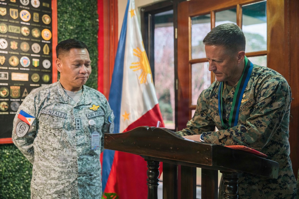 MRF-SEA Marines Meet Northern Luzon Command Leadership