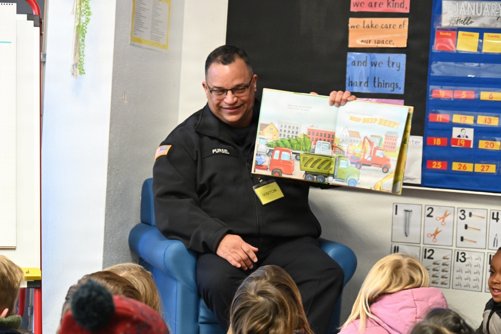 USAG Stuttgart Robinson Barracks Elementary School hosts police chief as Mystery Reader