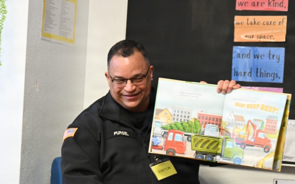 USAG Stuttgart Robinson Barracks Elementary School hosts police chief as Mystery Reader