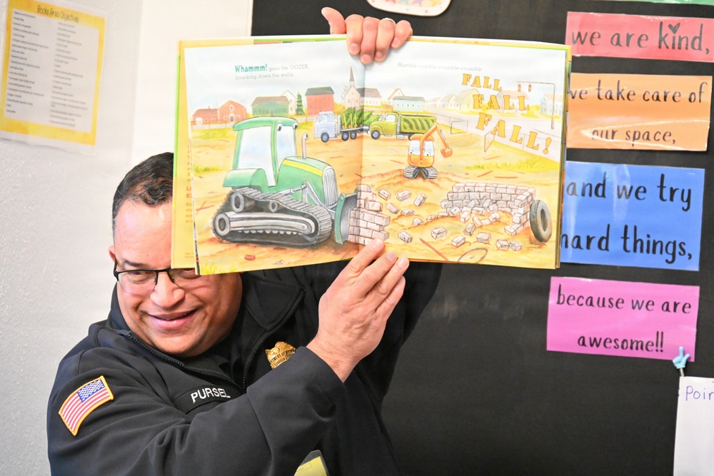 USAG Stuttgart Robinson Barracks Elementary School hosts police chief as Mystery Reader