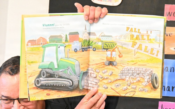 USAG Stuttgart Robinson Barracks Elementary School hosts police chief as Mystery Reader