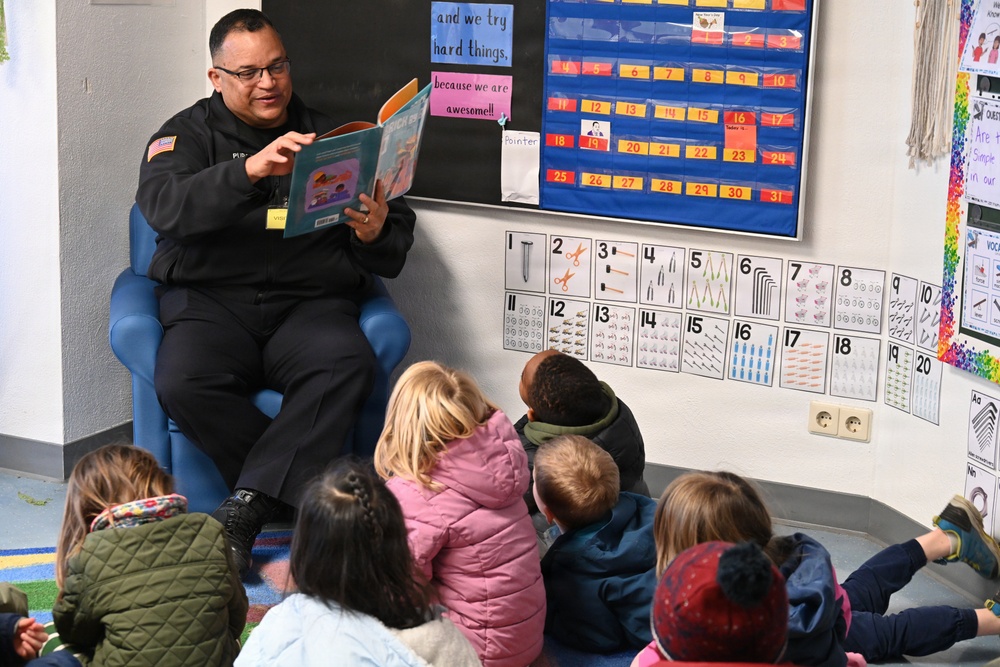 USAG Stuttgart Robinson Barracks Elementary School hosts police chief as Mystery Reader