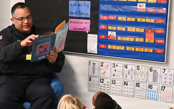 USAG Stuttgart Robinson Barracks Elementary School hosts police chief as Mystery Reader