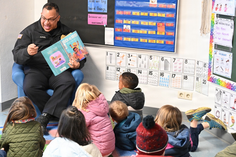 USAG Stuttgart Robinson Barracks Elementary School hosts police chief as Mystery Reader