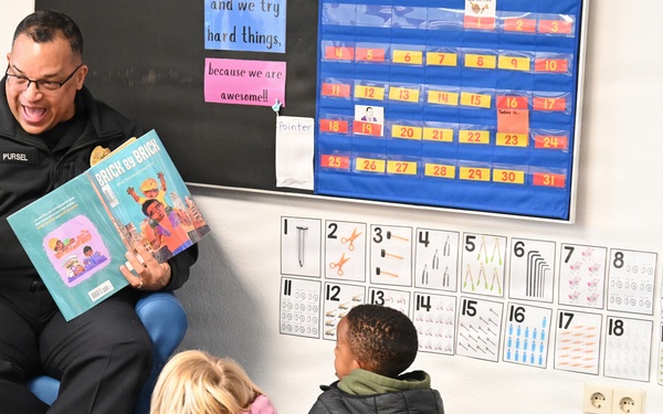 USAG Stuttgart Robinson Barracks Elementary School hosts police chief as Mystery Reader