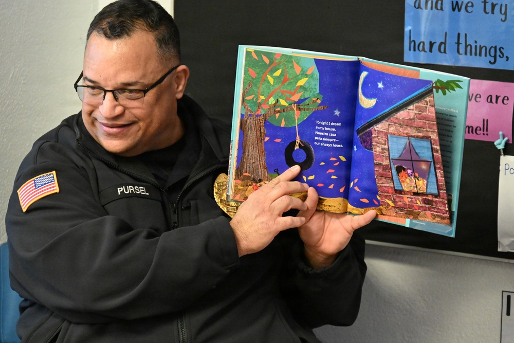 USAG Stuttgart Robinson Barracks Elementary School hosts police chief as Mystery Reader