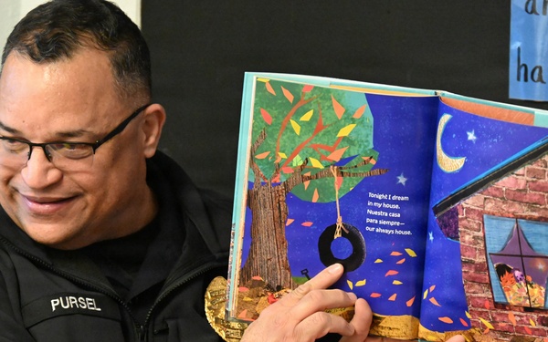 USAG Stuttgart Robinson Barracks Elementary School hosts police chief as Mystery Reader