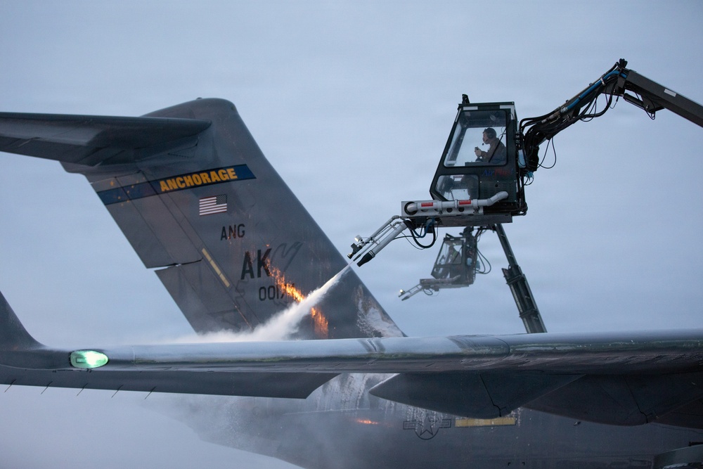 176th AMXS Guardsmen deice a C-17 Globemaster III