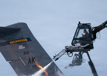 176th AMXS Guardsmen deice a C-17 Globemaster III