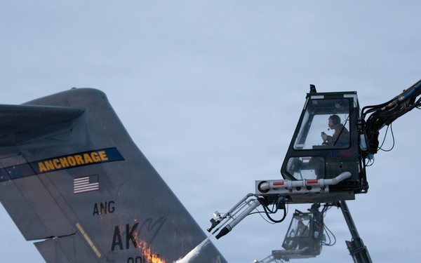 176th AMXS Guardsmen deice a C-17 Globemaster III
