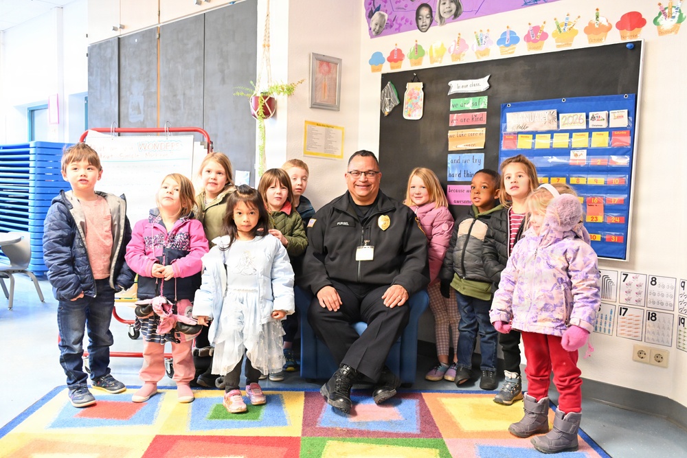 USAG Stuttgart Robinson Barracks Elementary School hosts police chief as Mystery Reader