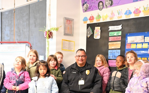 USAG Stuttgart Robinson Barracks Elementary School hosts police chief as Mystery Reader