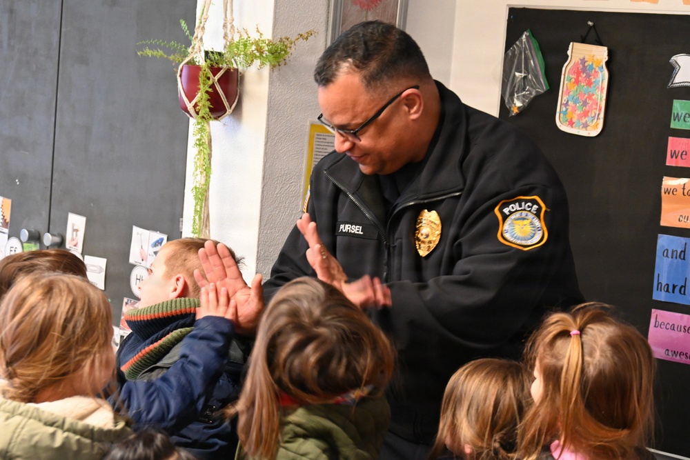 USAG Stuttgart Robinson Barracks Elementary School hosts police chief as Mystery Reader