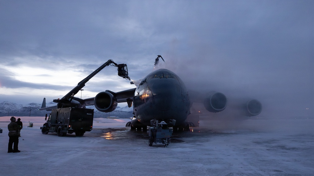 176th AMXS Guardsmen deice a C-17 Globemaster III