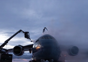 176th AMXS Guardsmen deice a C-17 Globemaster III