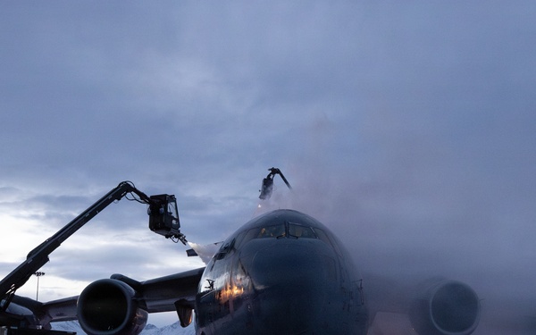 176th AMXS Guardsmen deice a C-17 Globemaster III