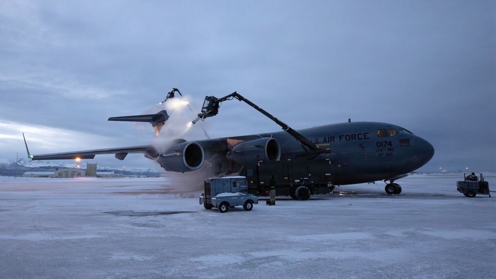 176th AMXS Guardsmen deice a C-17 Globemaster III