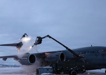 176th AMXS Guardsmen deice a C-17 Globemaster III