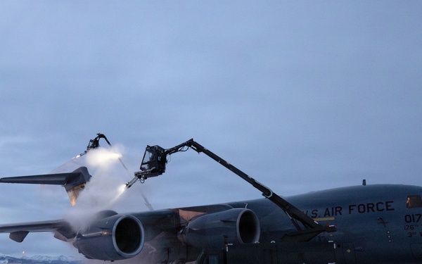 176th AMXS Guardsmen deice a C-17 Globemaster III