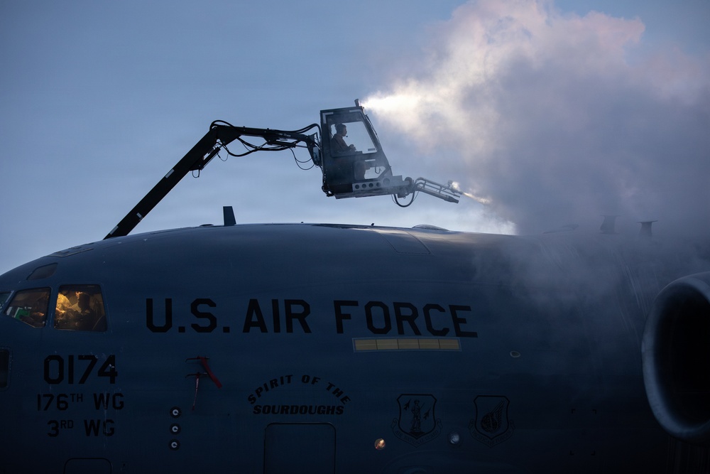 176th AMXS Guardsmen deice a C-17 Globemaster III