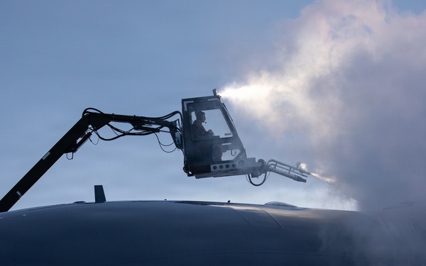 176th AMXS Guardsmen deice a C-17 Globemaster III
