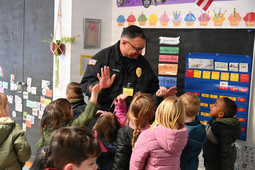USAG Stuttgart Robinson Barracks Elementary School hosts police chief as Mystery Reader