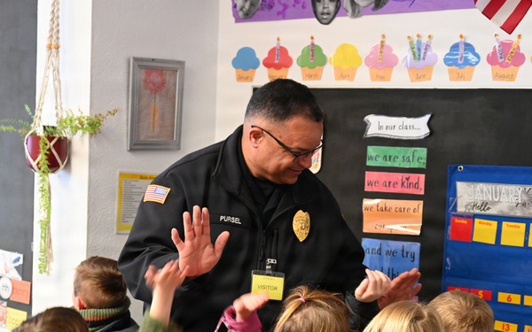 USAG Stuttgart Robinson Barracks Elementary School hosts police chief as Mystery Reader