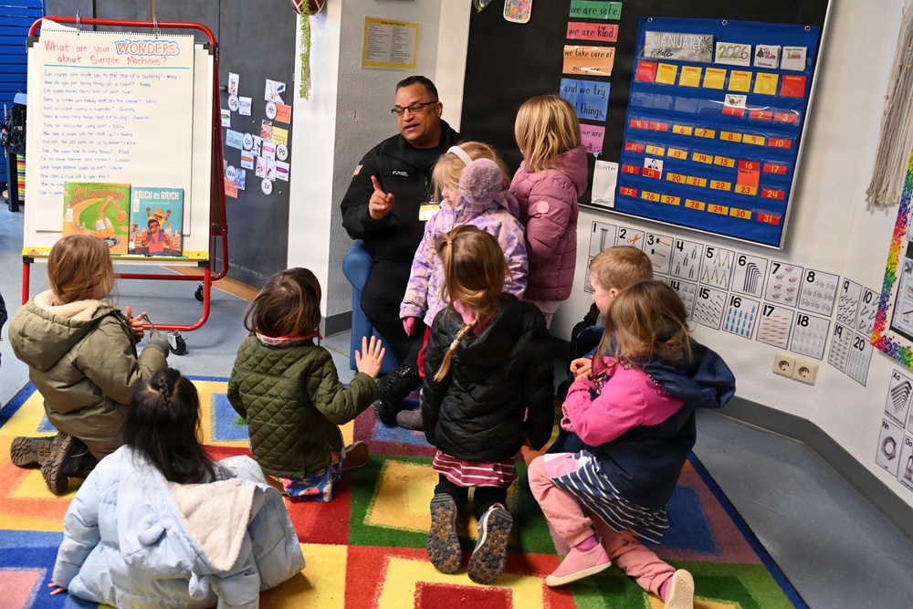USAG Stuttgart Robinson Barracks Elementary School hosts police chief as Mystery Reader