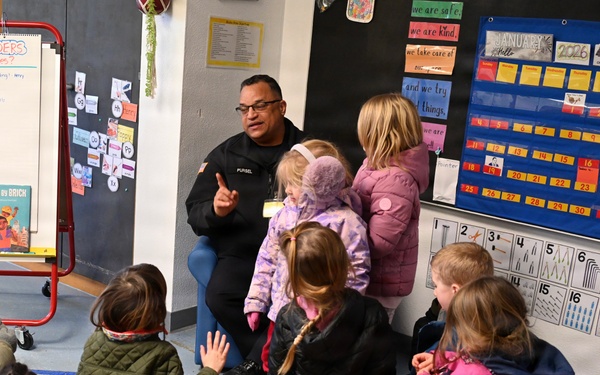 USAG Stuttgart Robinson Barracks Elementary School hosts police chief as Mystery Reader