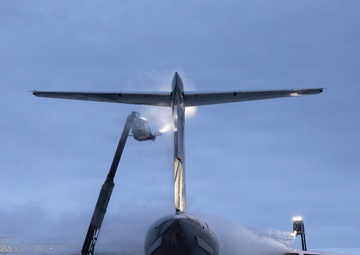 176th AMXS Guardsmen deice a C-17 Globemaster III