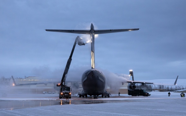176th AMXS Guardsmen deice a C-17 Globemaster III