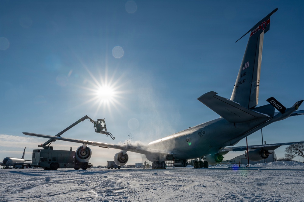 De-icing KC-135 Stratotanker
