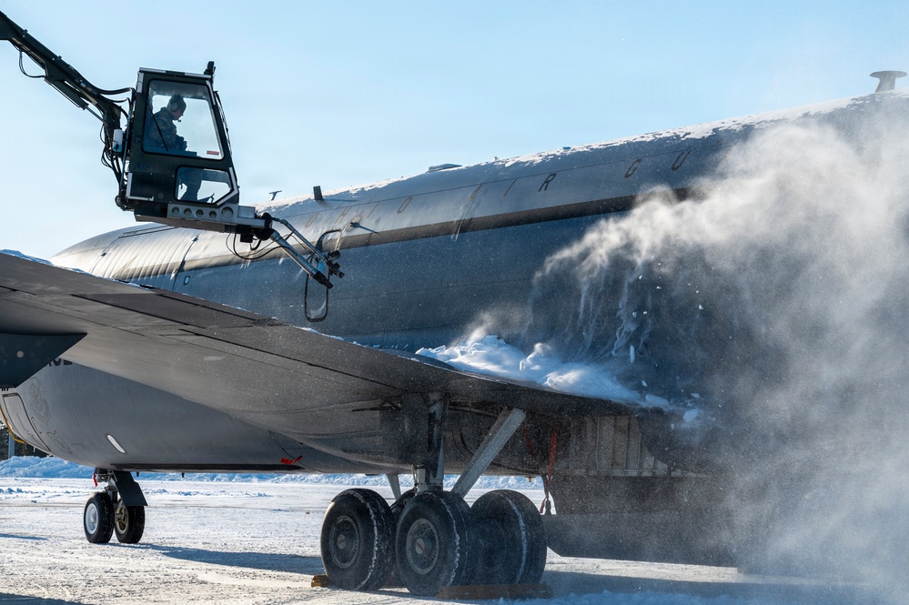 De-icing KC-135 Stratotanker