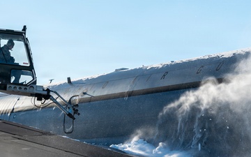 De-icing KC-135 Stratotanker