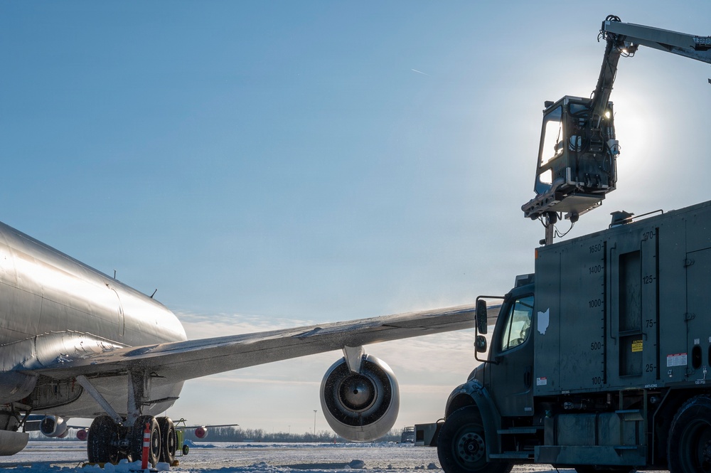 De-icing KC-135 Stratotanker