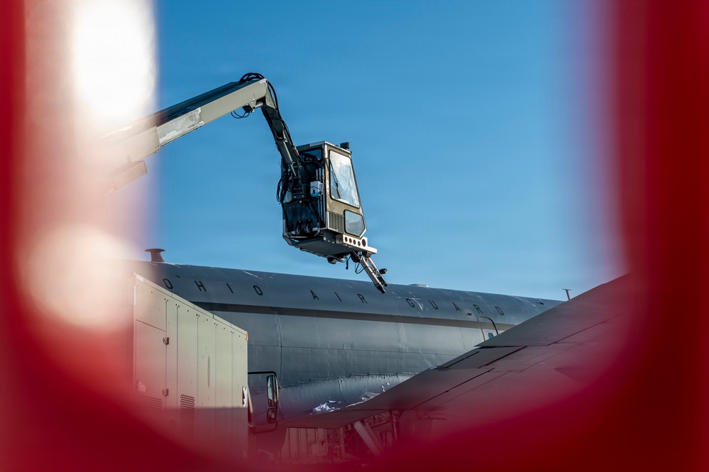 De-icing KC-135 Stratotanker