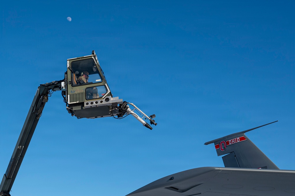 De-icing KC-135 Stratotanker
