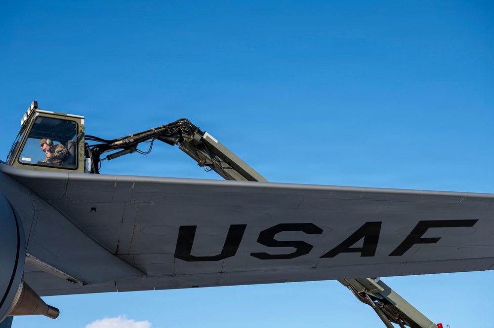 De-icing KC-135 Stratotanker
