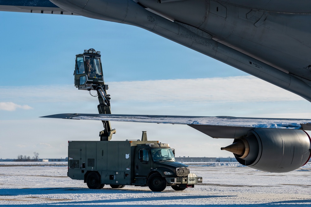De-icing KC-135 Stratotanker