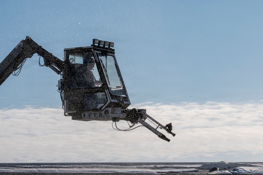 De-icing KC-135 Stratotanker