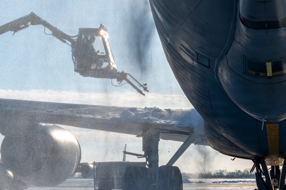 De-icing KC-135 Stratotanker