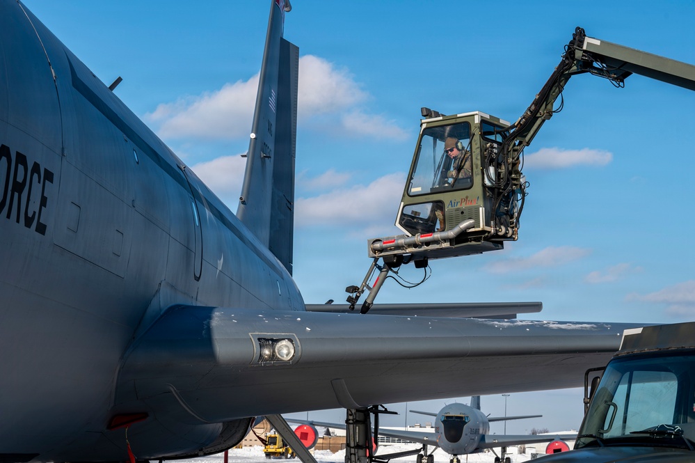 De-icing KC-135 Stratotanker