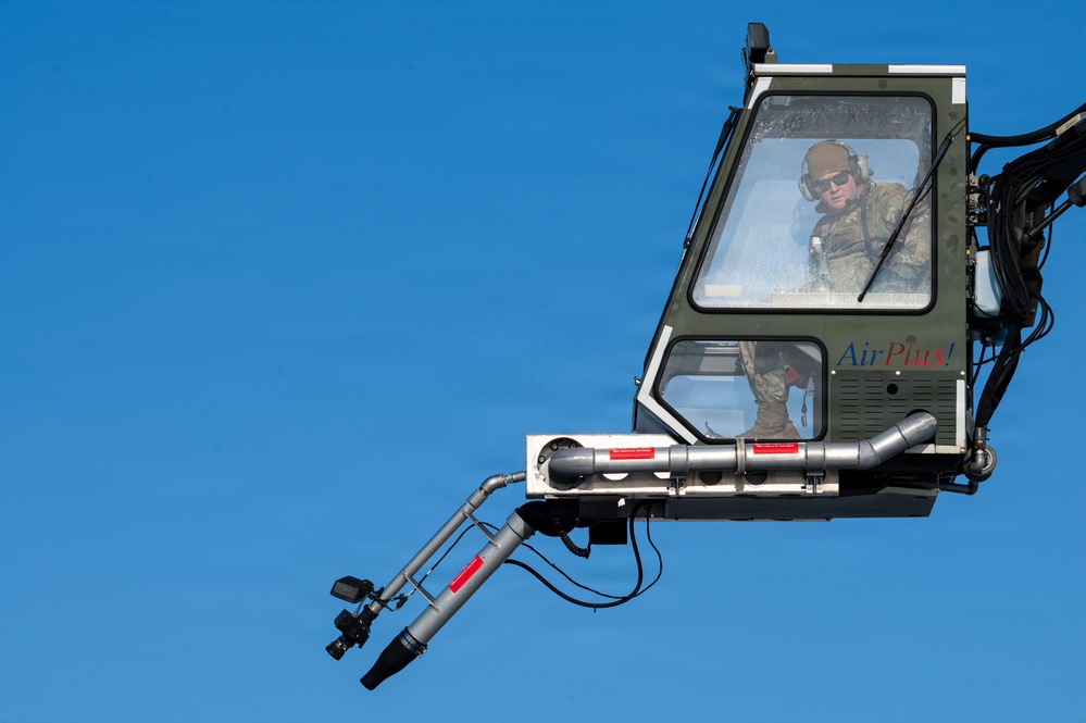 De-icing KC-135 Stratotanker