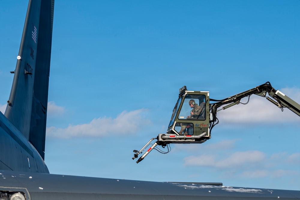 De-icing KC-135 Stratotanker