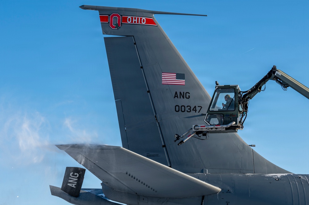 De-icing KC-135 Stratotanker