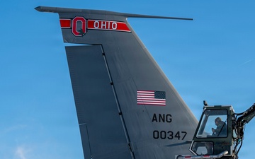 De-icing KC-135 Stratotanker